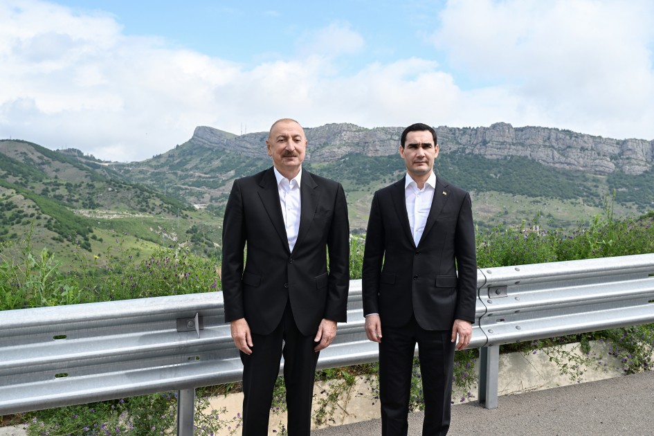 Prezidentlər Şuşanın Daşaltı kəndinin fonunda şəkil çəkdiriblər - FOTOLAR