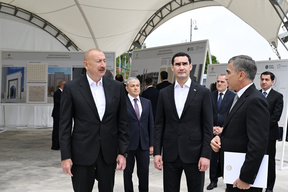 Anar Ələkbərov Prezidentlərə məsciddə görülmüş işlər barədə məlumat verdi - FOTOLAR