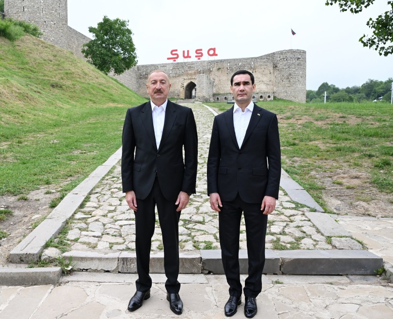 İlham Əliyev və Berdiməhəmmədov güllələnmiş büstlərə baxıblar - FOTOLAR