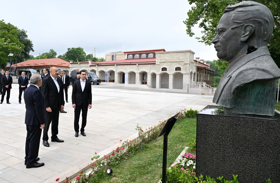 İlham Əliyev və Berdiməhəmmədov güllələnmiş büstlərə baxıblar - FOTOLAR
