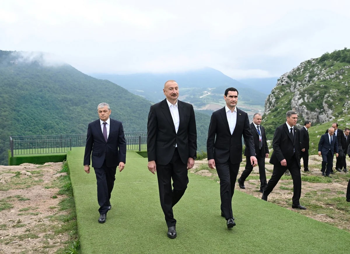 İlham Əliyev Türkmənistan Prezidentinə Qarabağ atı hədiyyə etdi
