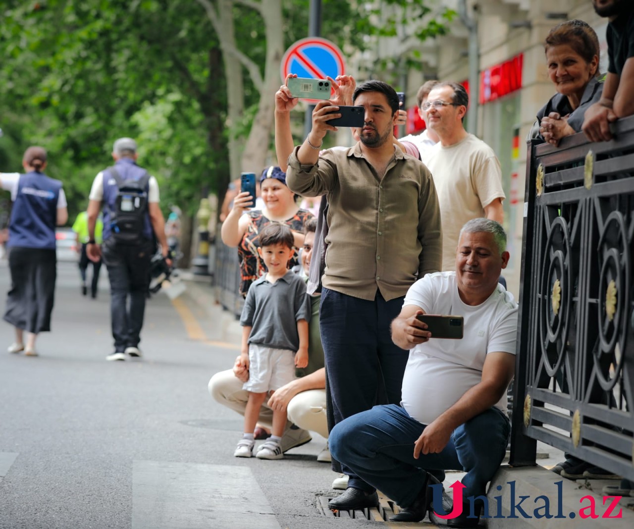 Hərbçilər keçid etdi, vətəndaşlar izlədi - FOTOLAR
