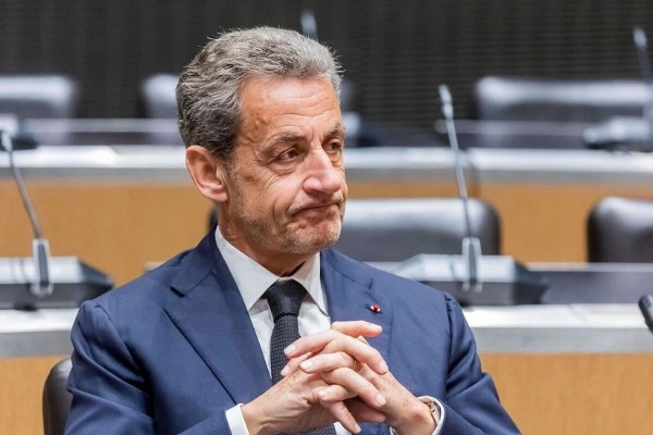 Sarkozi həbs cəzasından azad edildi