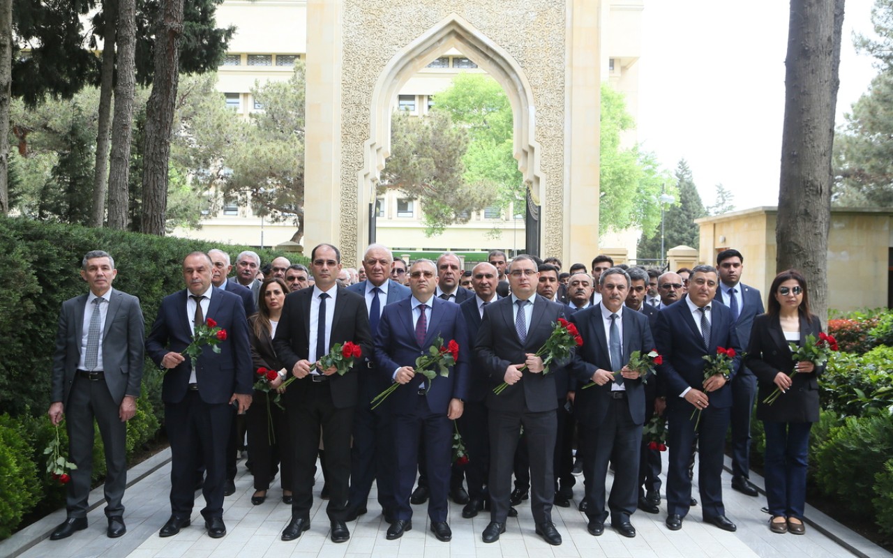 AzTU və TAU kollektivi Ulu Öndərin məzarını ziyarət ediblər -