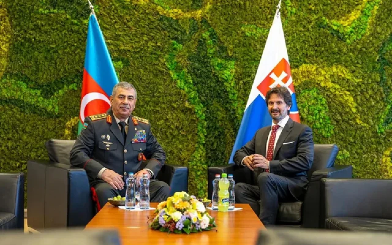 Azərbaycan-Slovakiya hərbi əməkdaşlığının vəziyyəti müzakirə