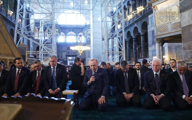 Ərdoğan məsciddə Quran oxudu