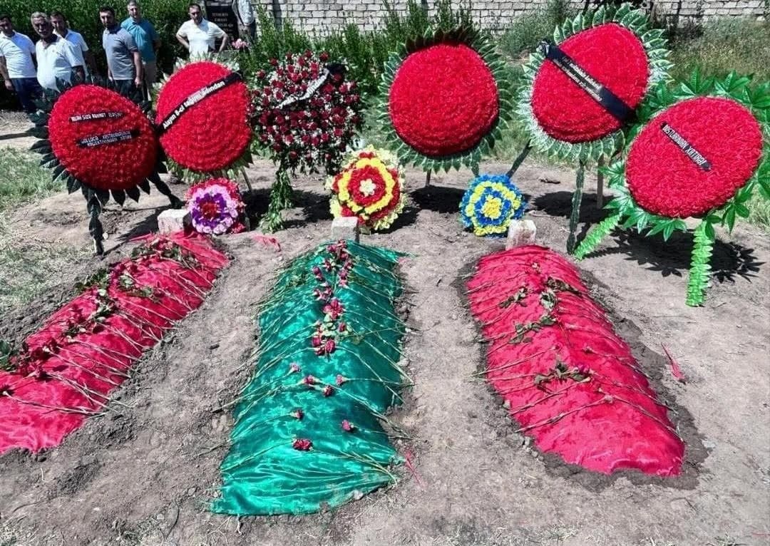 Faciəvi şəkildə həlak olan ata və uşaqları dəfn edildilər (FOTO)