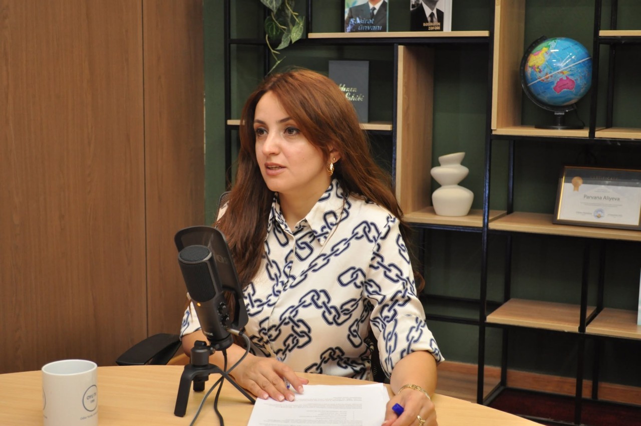 Akademik Əli Abbasovun rəqəmsal ekizi ilə müsahibə (FOTOLAR)